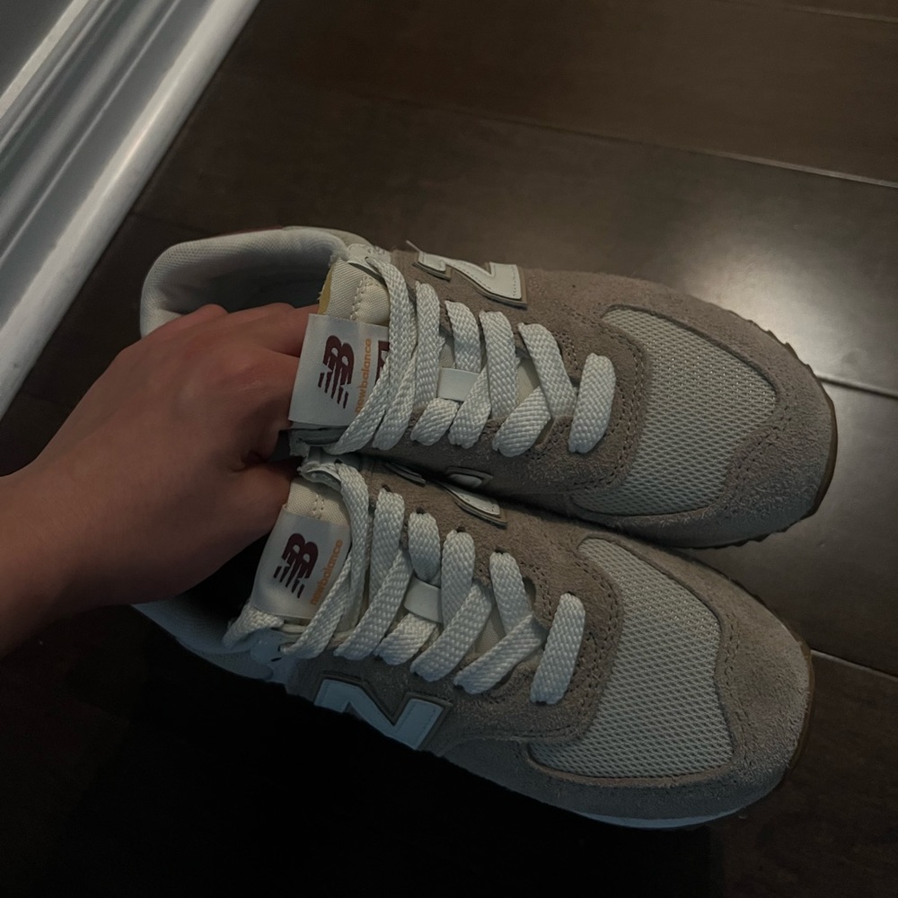 New balance sneakers for sale
Size 5